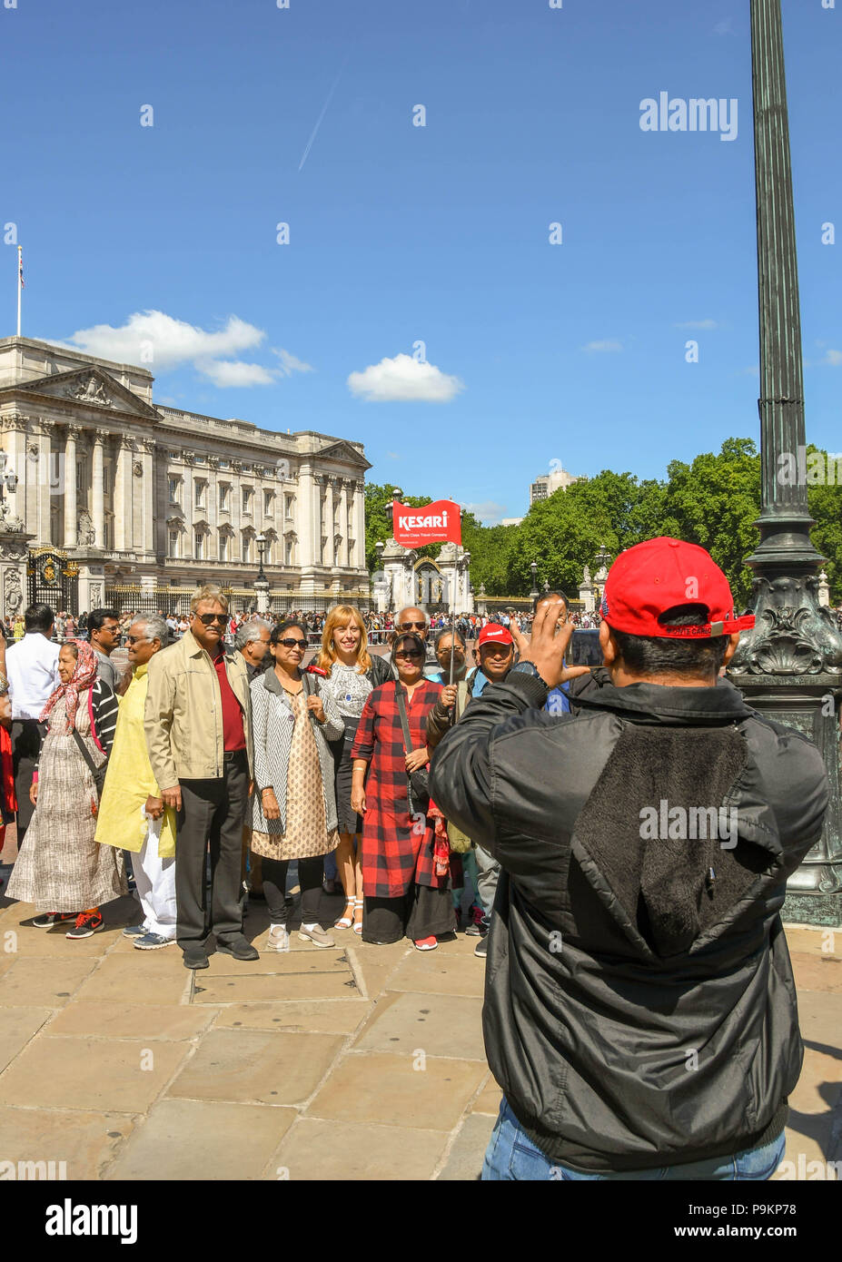 Tourist, Bilder von anderen Menschen in seiner Tour Partei außerhalb Buckingham Place Stockfoto