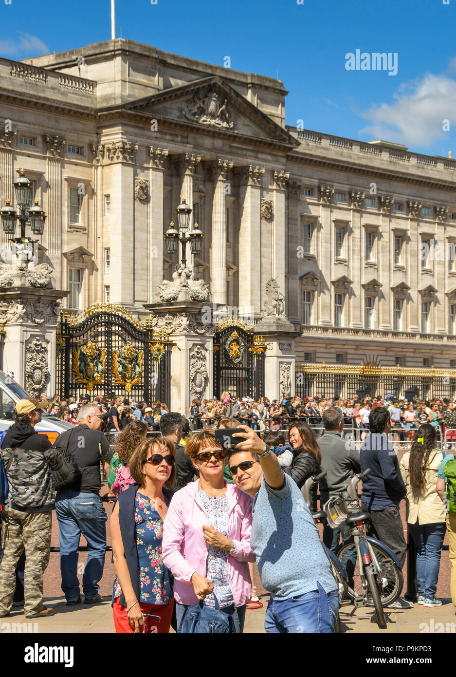Touristen nehmen einer selfie Bild außerhalb Buckingham Place Stockfoto