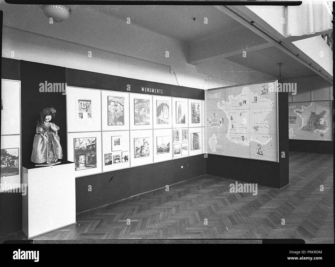 295 88575 SLNSW Grafiken und eine Puppe an französische Ausstellung der Geist von Frankreich David Jones für Courier125 Stockfoto