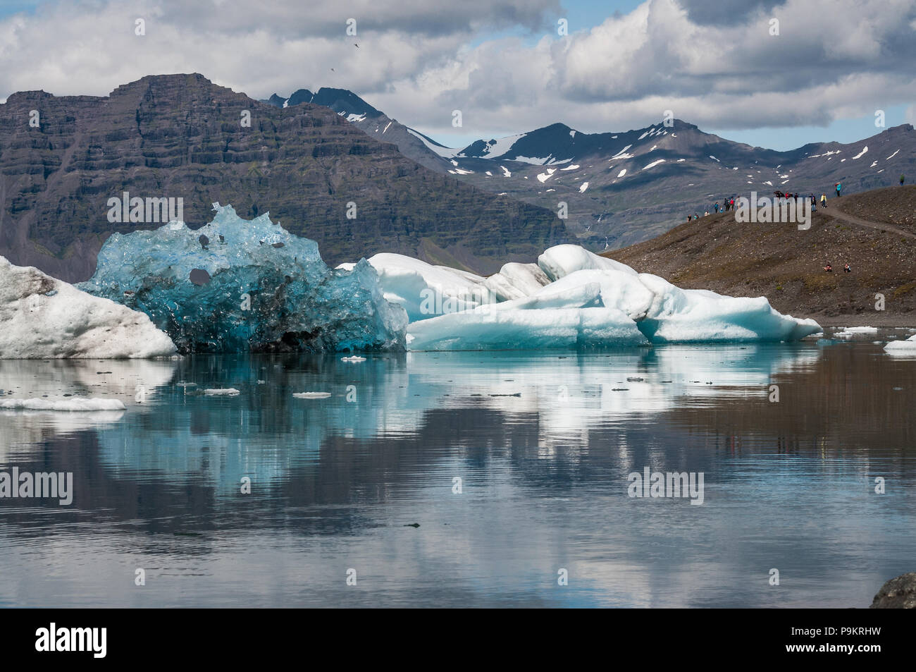 Jökulsárlón (Gletscher River Lagoon) während mit einem Eisberg vor kurzem an einem sonnigen Tag umgedreht, Island Stockfoto