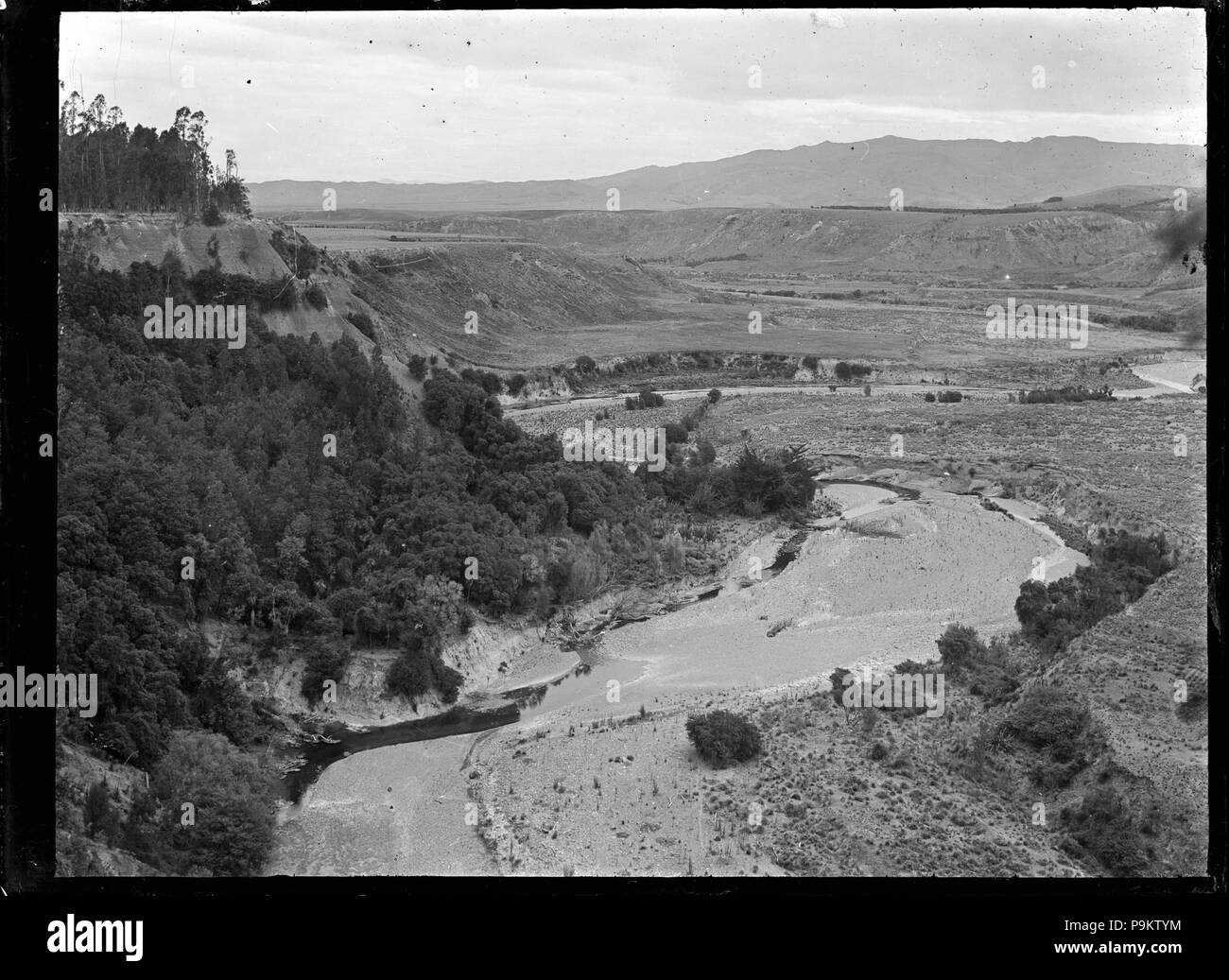 310 Die Täuschung über einem Fluss schlängelt sich durch ein Tal auf die Mendip Hills, Hurunui Bezirk. 241036 ATLIB Stockfoto