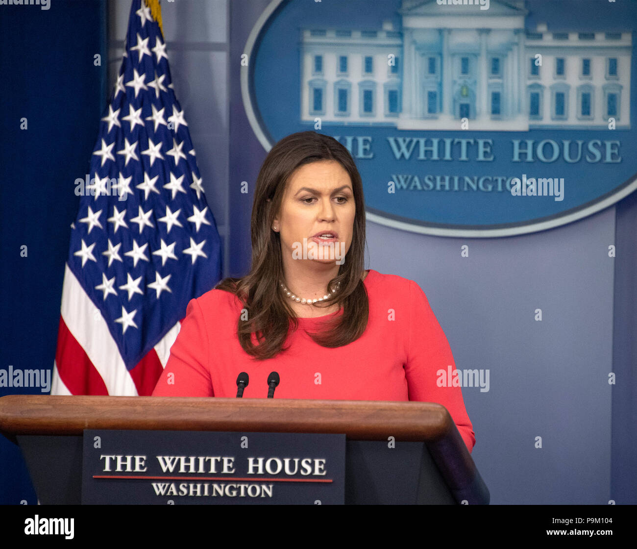 Washington, Vereinigte Staaten von Amerika. 18 Juli, 2018. Pressesprecher des Weißen Hauses, Sarah Huckabee Sanders führt eine Pressekonferenz in der Brady Press Briefing Room des Weißen Hauses in Washington, DC am Mittwoch, den 18. Juli 2018. Es war ihre erste Pressekonferenz Seit der Rückkehr aus Europa. Credit: Ron Sachs/CNP | Verwendung der weltweiten Kredit: dpa/Alamy leben Nachrichten Stockfoto