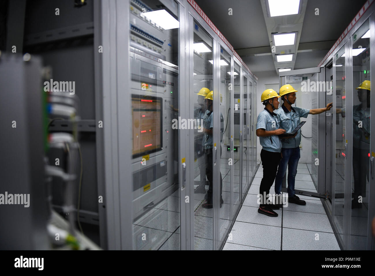 (180719) - ZHENJIANG, Juli 19, 2018 (Xinhua) -- Ingenieure debug Ausrüstung in eine intelligente Steuerung Kabine einer Batterie Lagerung Kraftwerk in Zhenjiang Stadt, im Osten der chinesischen Provinz Jiangsu, 18. Juli 2018. Wurde eine Batterie Lagerung Kraftwerk mit 100 MW Strom und 200 MWh Kapazität in Betrieb Mittwoch, das mit Abstand der größte der Welt, nach Jiangsu Electric Power Company der State Grid, der Betreiber der Anlage. (Xinhua/Li Xiang) (hxy) Stockfoto