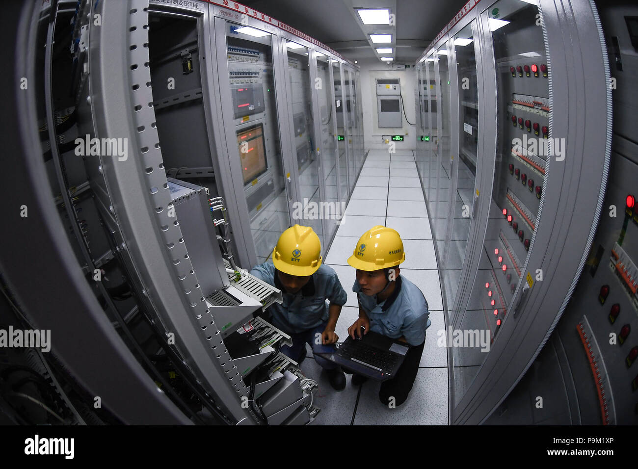 (180719) - ZHENJIANG, Juli 19, 2018 (Xinhua) -- Ingenieure debug Ausrüstung in eine intelligente Steuerung Kabine einer Batterie Lagerung Kraftwerk in Zhenjiang Stadt, im Osten der chinesischen Provinz Jiangsu, 18. Juli 2018. Wurde eine Batterie Lagerung Kraftwerk mit 100 MW Strom und 200 MWh Kapazität in Betrieb Mittwoch, das mit Abstand der größte der Welt, nach Jiangsu Electric Power Company der State Grid, der Betreiber der Anlage. (Xinhua/Li Xiang) (hxy) Stockfoto