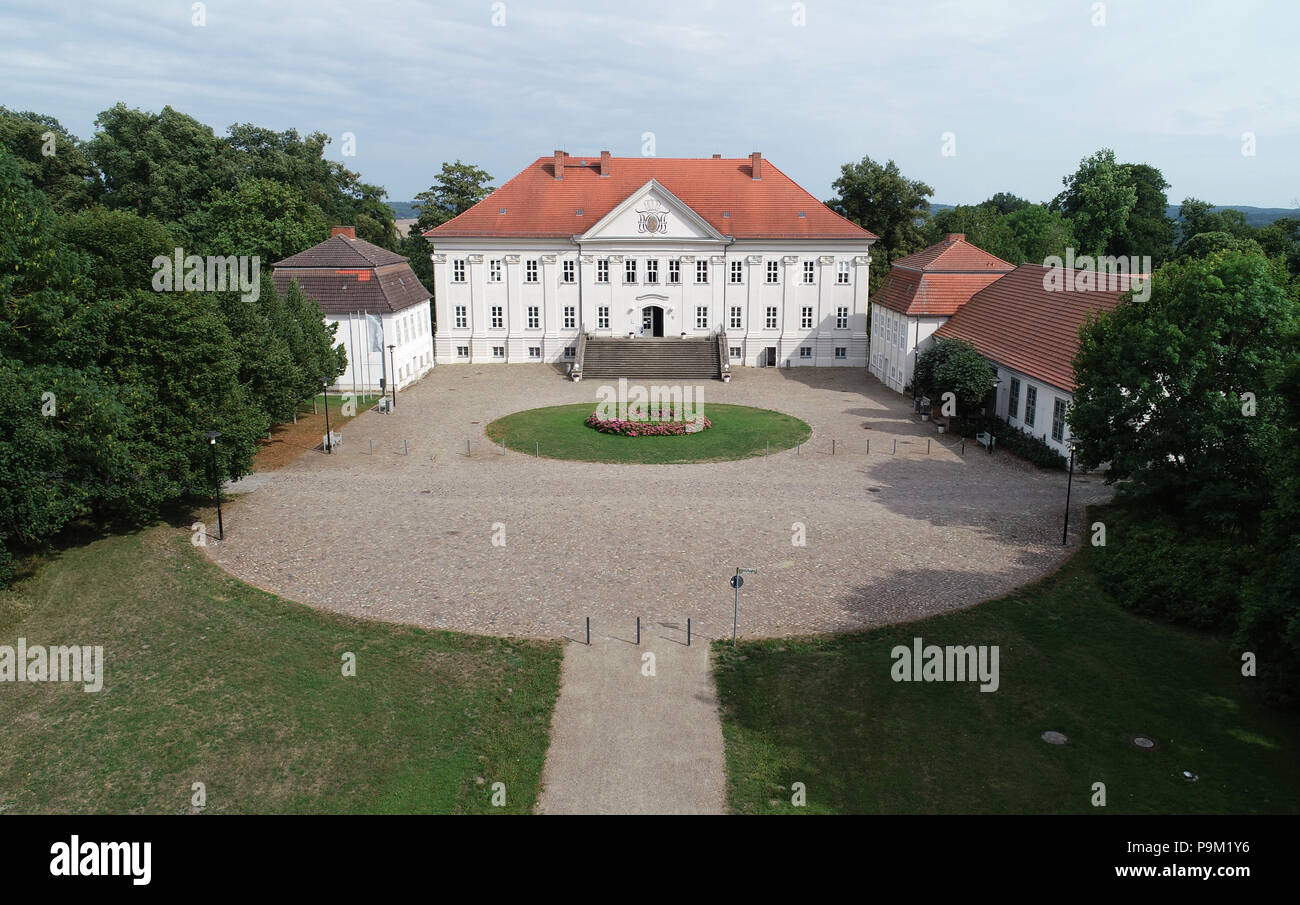 Hohenzieritz, Deutschland. 17. Juli 2018. Das Schloss Hohenzieritz, Ort der Luise Memorial. Die preußische Königin starb hier am 19. Juli 1810 bei 34 Jahren. Für die anlässlich Ihres im Tod, ein Luise Tag findet am 19. Juli 2018. Quelle: Bernd Wüstneck/dpa/Alamy leben Nachrichten Stockfoto