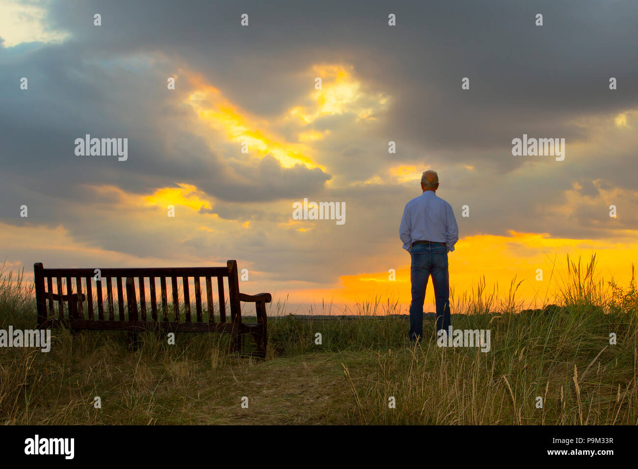 Southport, Merseyside, 19/07/2018. UK Wetter. Aussichtspunkt an der Marshside Ribble Estuary RSPB Nature Reserve. Stumm sunrise und lückenhafte Cloud mit Bedingungen erwartet mit einer Rückkehr in heißen, sonnigen Wetter im Nordwesten zu verbessern. Credit: MediaWorldImages/AlamyLiveNews. Stockfoto