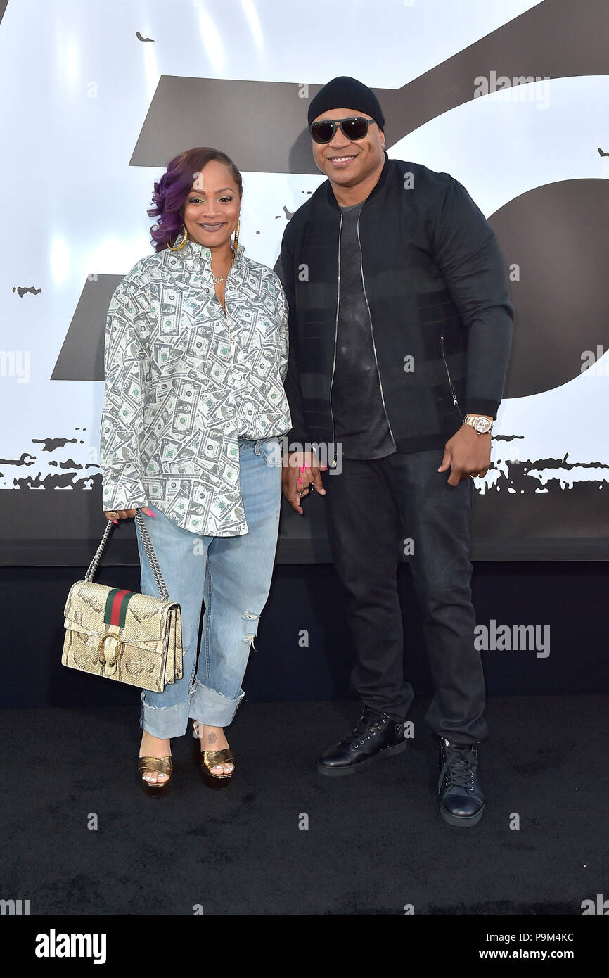 Los Angeles, USA. 17. Juli 2018. LL Cool J mit Frau Simone Johnson bei der Premiere des Films "Die Equalizer 2' an der TCL Chinese Theater. Los Angeles, 17.08.2018 | Verwendung der weltweiten Kredit: dpa/Alamy leben Nachrichten Stockfoto