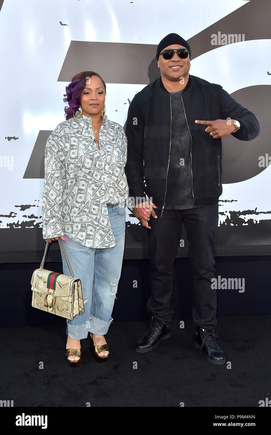 Los Angeles, USA. 17. Juli 2018. LL Cool J mit Frau Simone Johnson bei der Premiere des Films "Die Equalizer 2' an der TCL Chinese Theater. Los Angeles, 17.08.2018 | Verwendung der weltweiten Kredit: dpa/Alamy leben Nachrichten Stockfoto