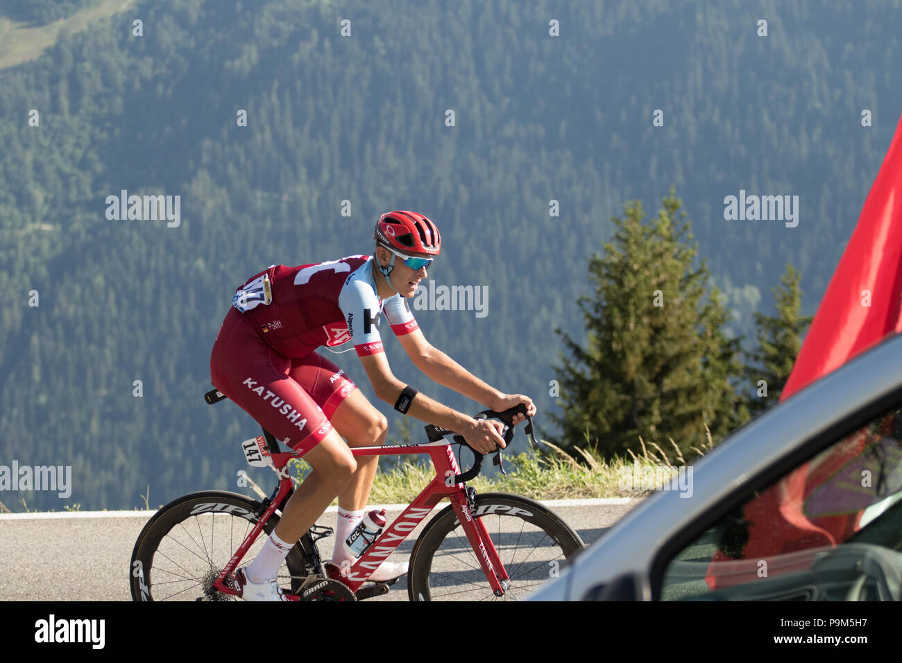 photo Nils Politt Cyclist https www alamy de nils politt radfahrer von cycling team katusha alpecin in der tour de france 2018 etappe 11 in richtung la rosire 1850 espace san bernardo col du petit st bernard rhone alpes savoie frankreich 18 juli 2018 klettern konkurrieren tour de france 2018 radsport stadium 11 la rosiere rhone alpes savoie frankreich credit fabrizio malisanalamy leben nachrichten image212499763 html
