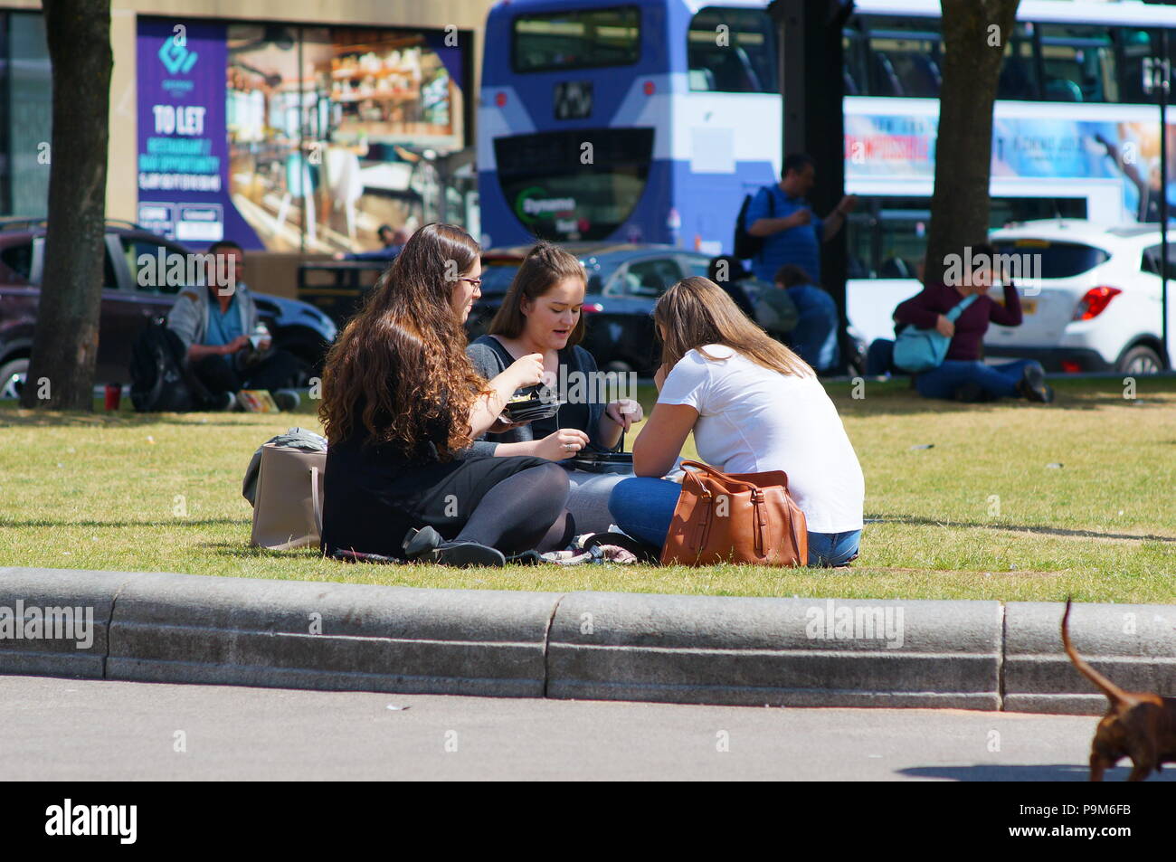 Glasgow, UK. Juli 2018 19. Gutes Wetter über Schottland setzt die Schotten im freien Mittag auf dem George Square zu genießen. Credit: Pawel Pietraszewski/Alamy leben Nachrichten Stockfoto