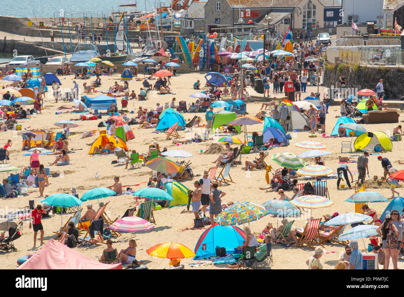 Lyme Regis, Dorset, Großbritannien. Juli 2018 19. UK Wetter: Sehr warm und sonnig in Lyme Regis. Sunseekers Herde zum Strand an einem anderen Tag der heißen Sonne und strahlend blauer Himmel im Badeort Lyme Regis zu genießen. Credit: Celia McMahon/Alamy leben Nachrichten Stockfoto