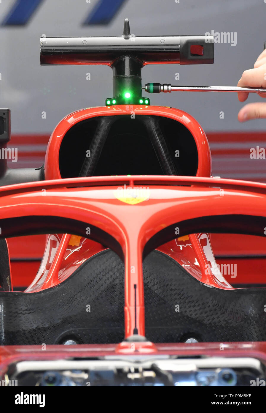 Deutschland, Hockenheim. 19. Juli 2018. Motorsport: Formel 1, Wm, Deutschen Grand Prix. Ein Mechaniker arbeiten am Cockpit der Deutschen Sebastian Vettel's Auto Vom Team Scuderia Ferrari. Credit: Uli Deck / dpa/Alamy leben Nachrichten Stockfoto