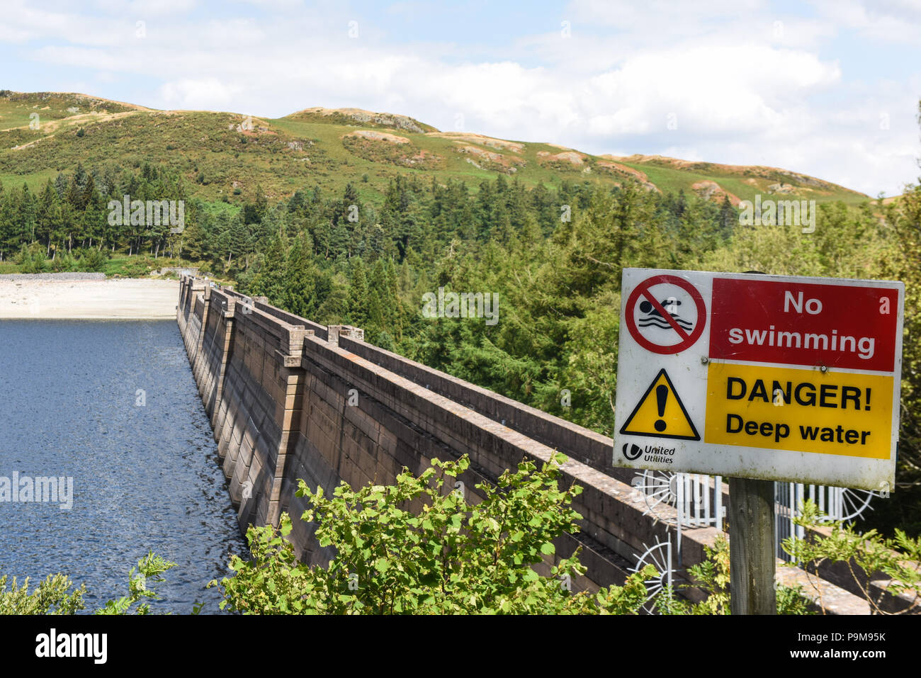 Haweswater, Cumbria UK. Juli 2018. Der niedrige Wasserstand am Staudamm des Haweswater Reservoir, der in den 1930er Jahren gefüllt wurde, um Trinkwasser nach Manchester über 80 Meilen entfernt zu pumpen. Bild vom 19.07.2018. Quelle: Stop Press Media/Alamy Live News Stockfoto