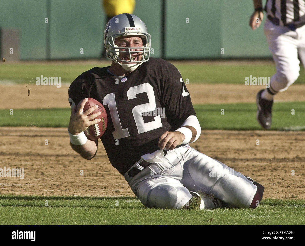 Oakland, Kalifornien, USA. 4. Aug 2001. Oakland Raiders Quarterback Rich Gannon (12) Folien zu den Ball am Samstag, 4. August 2001 in Oakland, Kalifornien. Die Räuber besiegt die Cowboys 21-14 in einem preseason Spiel. Credit: Al Golub/ZUMA Draht/Alamy leben Nachrichten Stockfoto