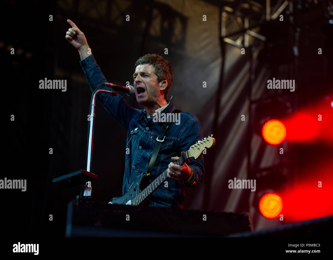 Die Burg von Edinburgh, Schottland, Großbritannien. 19. Juli 2018. Noel Gallagher's Hoch fliegende Vögel, Edinburgh, Midlothian, Großbritannien. 19,07, 2018. Bild zeigt: Noel Gallagher's Hoch fliegende Vögel durchführen auf der Esplanade des Edinburgh Castle Credit: Ian Jacobs/Alamy leben Nachrichten Stockfoto