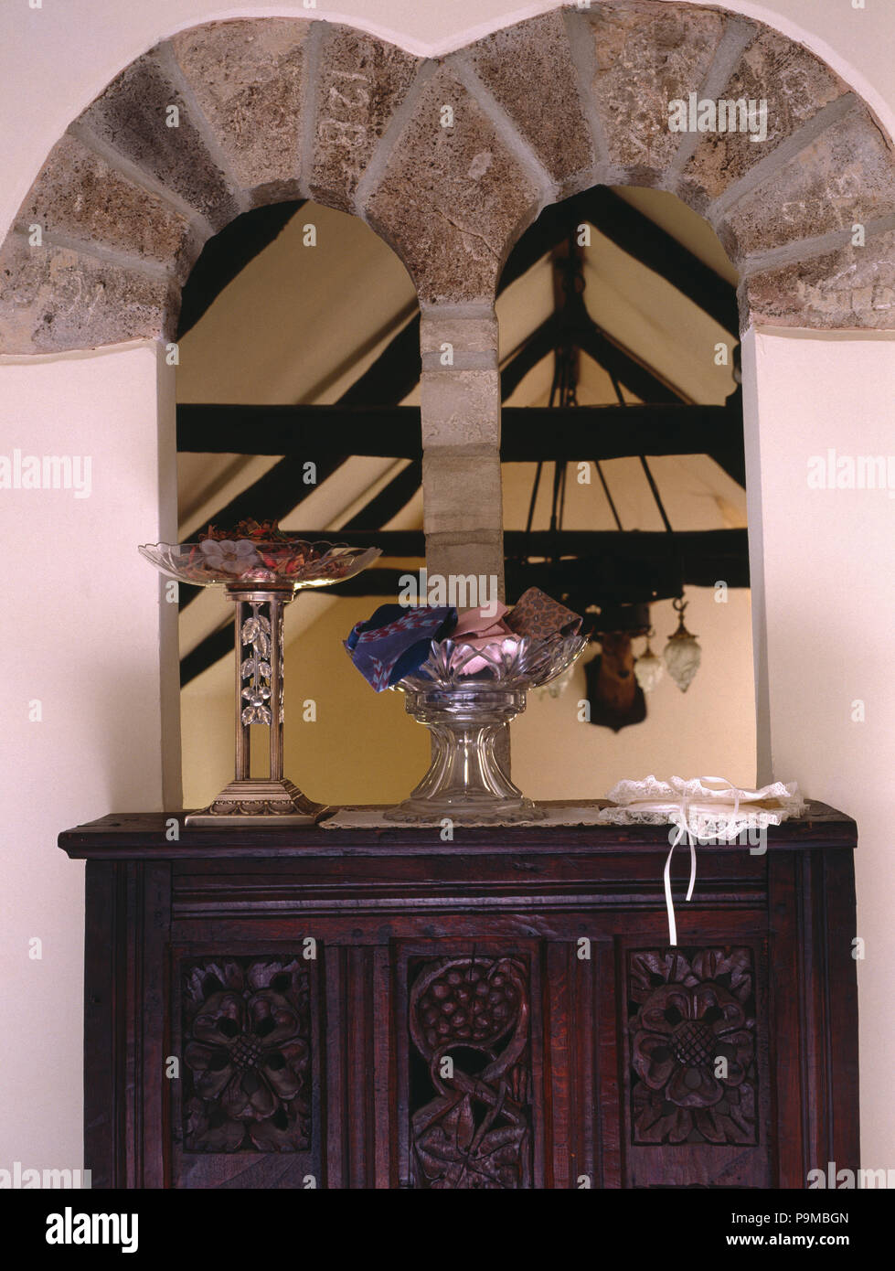 Antik geschnitzte Truhe unten Stein gewölbte Öffnung auf Hall Stockfoto