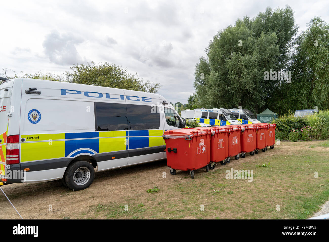 Linie der roten wheelie Bins im Queen Elizabeth Gärten Salisbury GROSSBRITANNIEN Stockfoto Linie der roten wheelie Bins im Queen Elizabeth Gärten Salisbury GROSSBRITANNIEN Stockfoto
