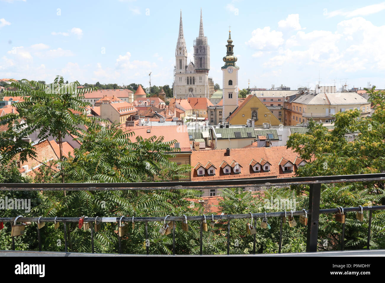Blick auf die Kathedrale von Zagreb von der oberen Stadt, Zagreb, Kroatien. Stockfoto