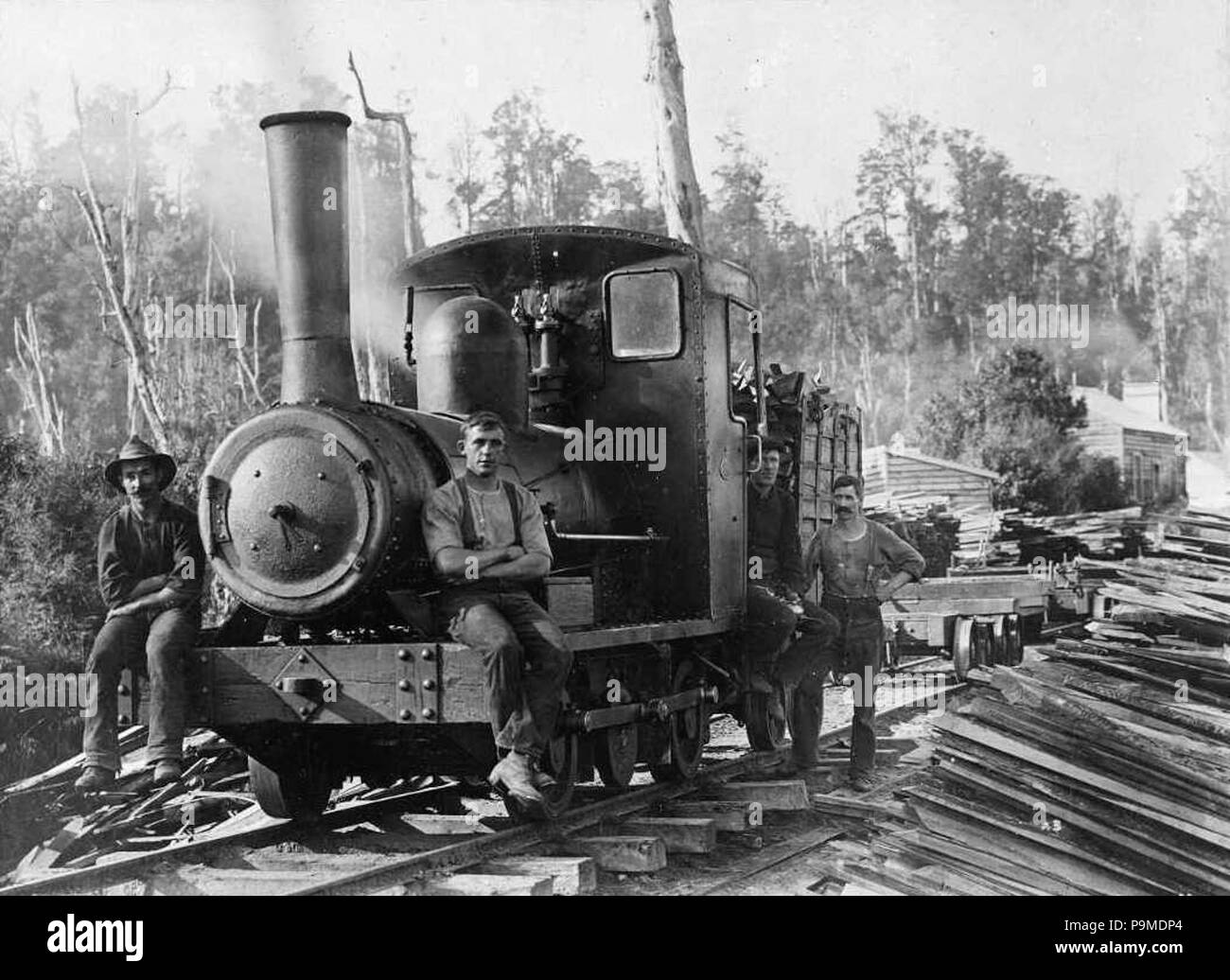 313 Holz Mühle Arbeiter auf eine Johnson Lokomotive, Bell Hill Mühle, West Coast Region, ca 1910 Stockfoto