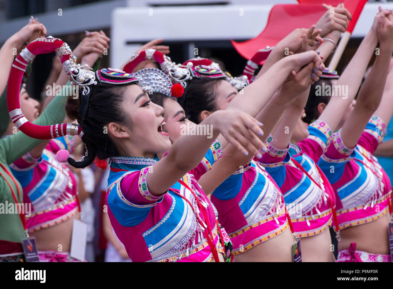 Nis, Serbien - Juli 16, 2018: Junge hübsche Chinesische Mädchen tanzen Volkstanz und ein Lied singen in traditionellen Kostümen auf einem Festival auf dem Platz der Stadt Stockfoto