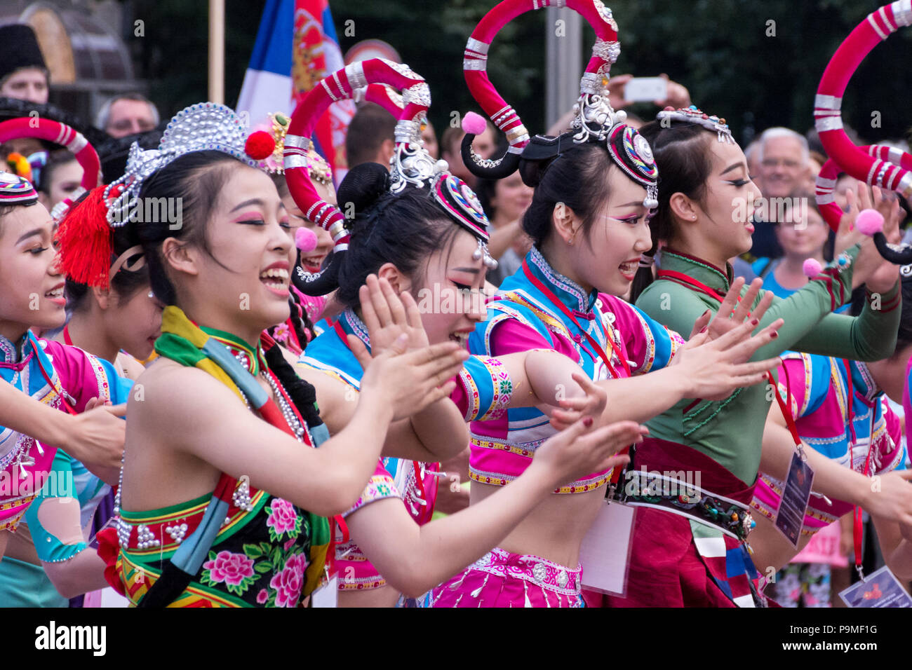 Nis, Serbien - Juli 16, 2018: Die Schöne chinesische Mädchen tanzen Volkstanz in traditionellen rosa Kostümen auf einem Festival auf dem Platz der Stadt Stockfoto