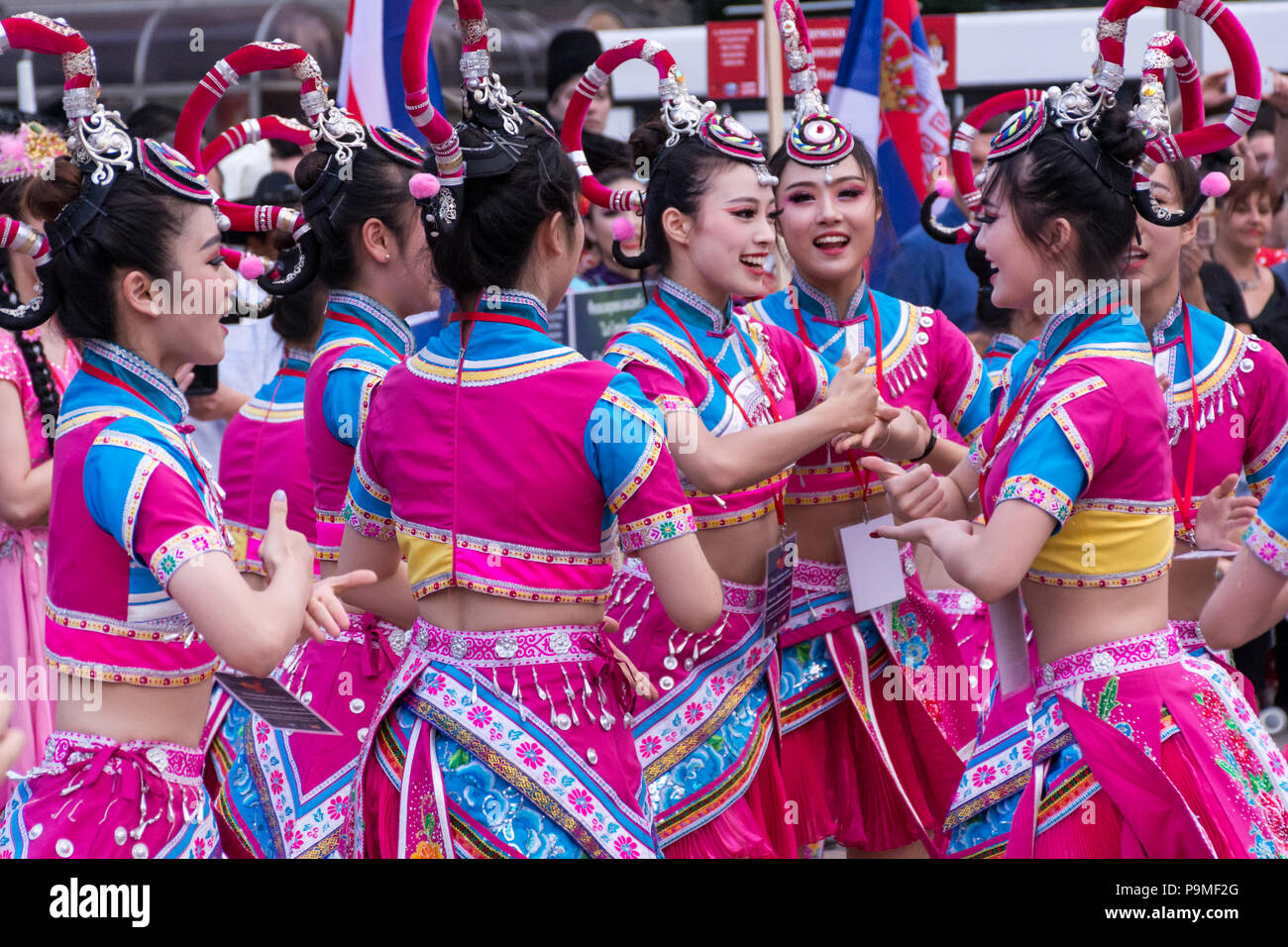 Nis, Serbien - Juli 16, 2018: Die junge chinesische Mädchen tanzen Volkstanz in traditionellen Kostümen auf einem Festival auf dem Platz der Stadt. Close Up, selektiver Fokus Stockfoto