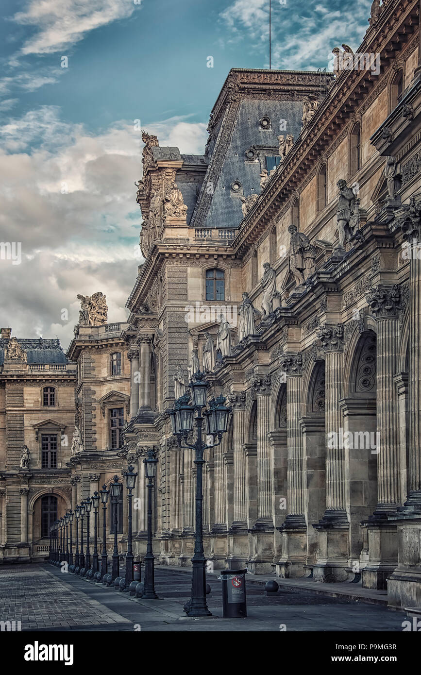 September 2016 - Paris, Frankreich - Le Louvre Museum im Tagbetrieb Stockfoto