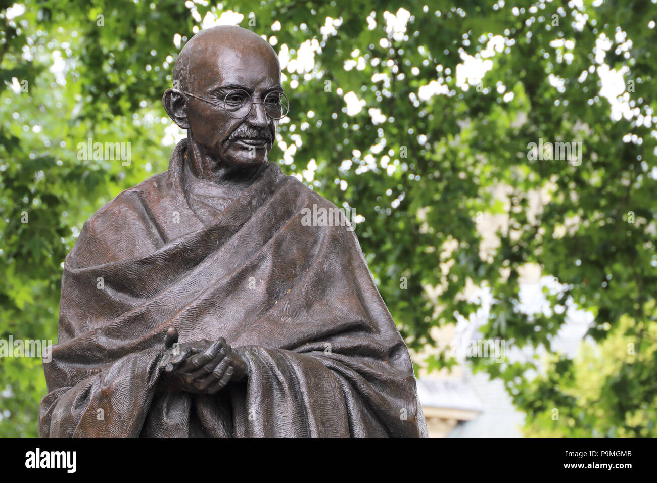 Die Bronzestatue von Mahatma Gandhi in Parliament Square, Westminster, London, ist eine Arbeit des Bildhauers Philip Jackson. Stockfoto