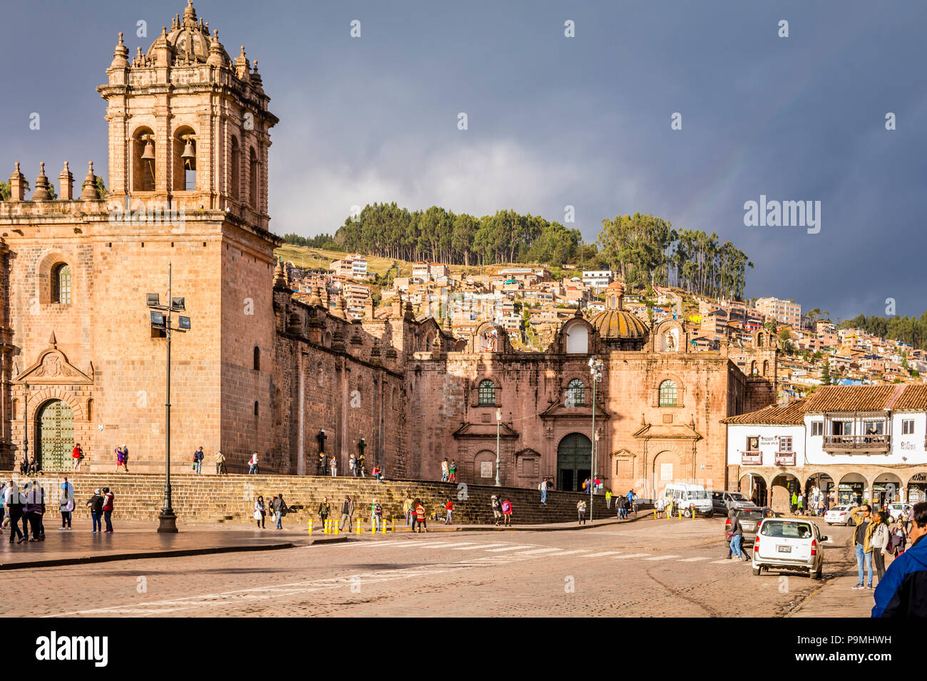 Cusco Kathedrale Seitenansicht und hillside Wohnungen an der Plaza de Armas, Cusco, Cuzco, Peru, Südamerika. Stockfoto