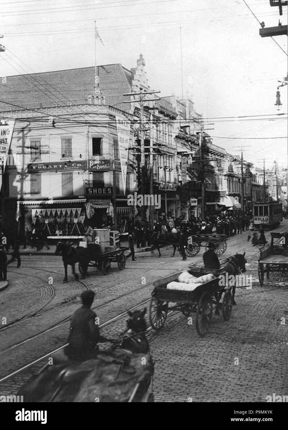 . Englisch: Foto, St. Lawrence Haupt- und die St. Catherine Street, Montreal, um 1905, Anonym, Silbersalze auf Papier auf Papier - Gelatine Silber Prozess - 20 x 25 cm Français: Helvetica, Winkel du Boulevard Saint-Laurent et de la Rue Sainte-Catherine, Montréal, QC, Vers 1905, Anonyme, Sels d'Argent sur papier monté sur papier - Gélatine argentique - 20 x 25 cm montiert. ca. 1905 131 Winkel du Boulevard Saint-Laurent et de la Rue Sainte-Catherine Montreal 1905 Stockfoto