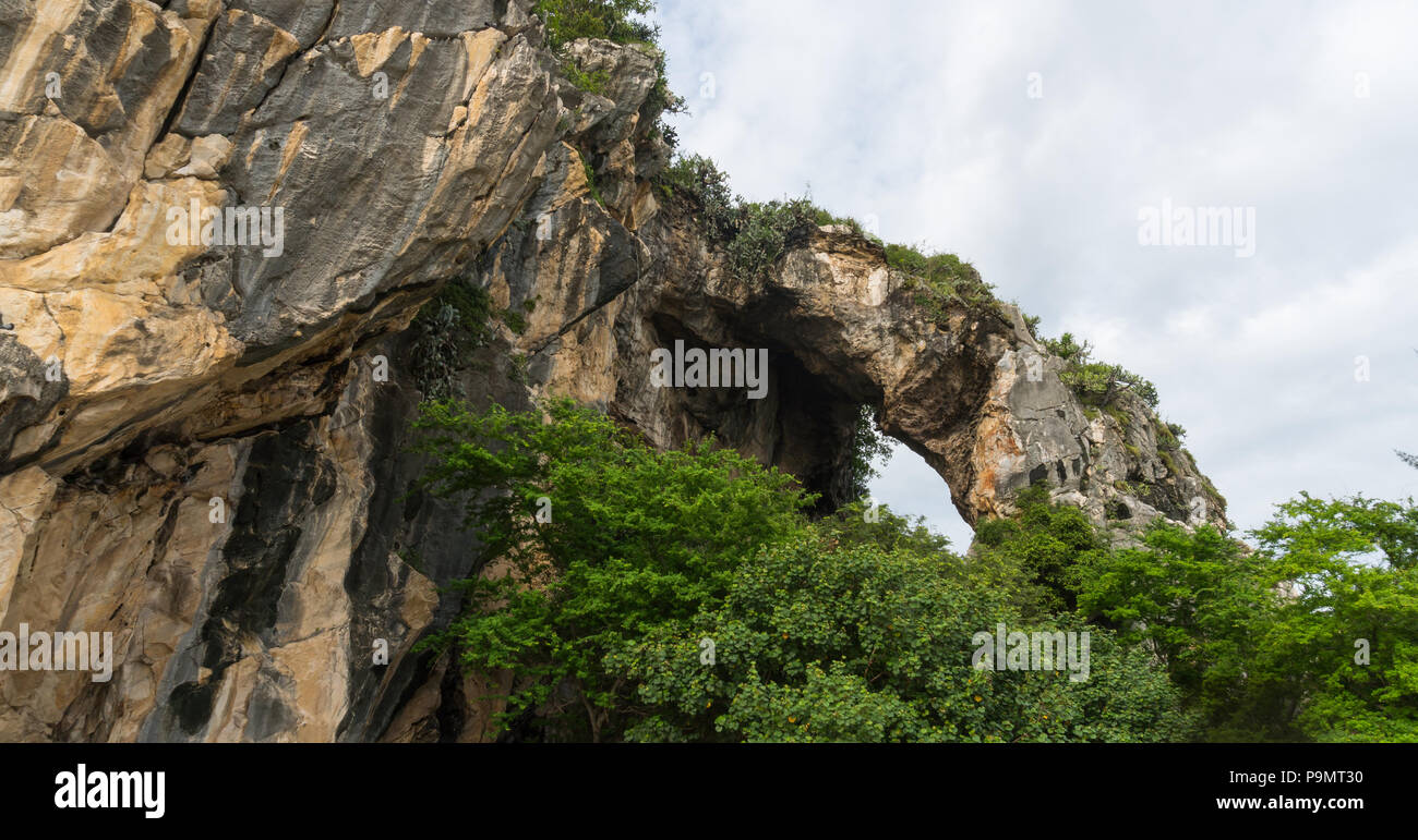 Khao Kalok Rock Mountain auf Khao Kalok Strand in Thailand. Natürliche Sehenswürdigkeiten in Thailand reise. Der Khao Kalok Rock Mountain und Grüner Baum backgro Stockfoto