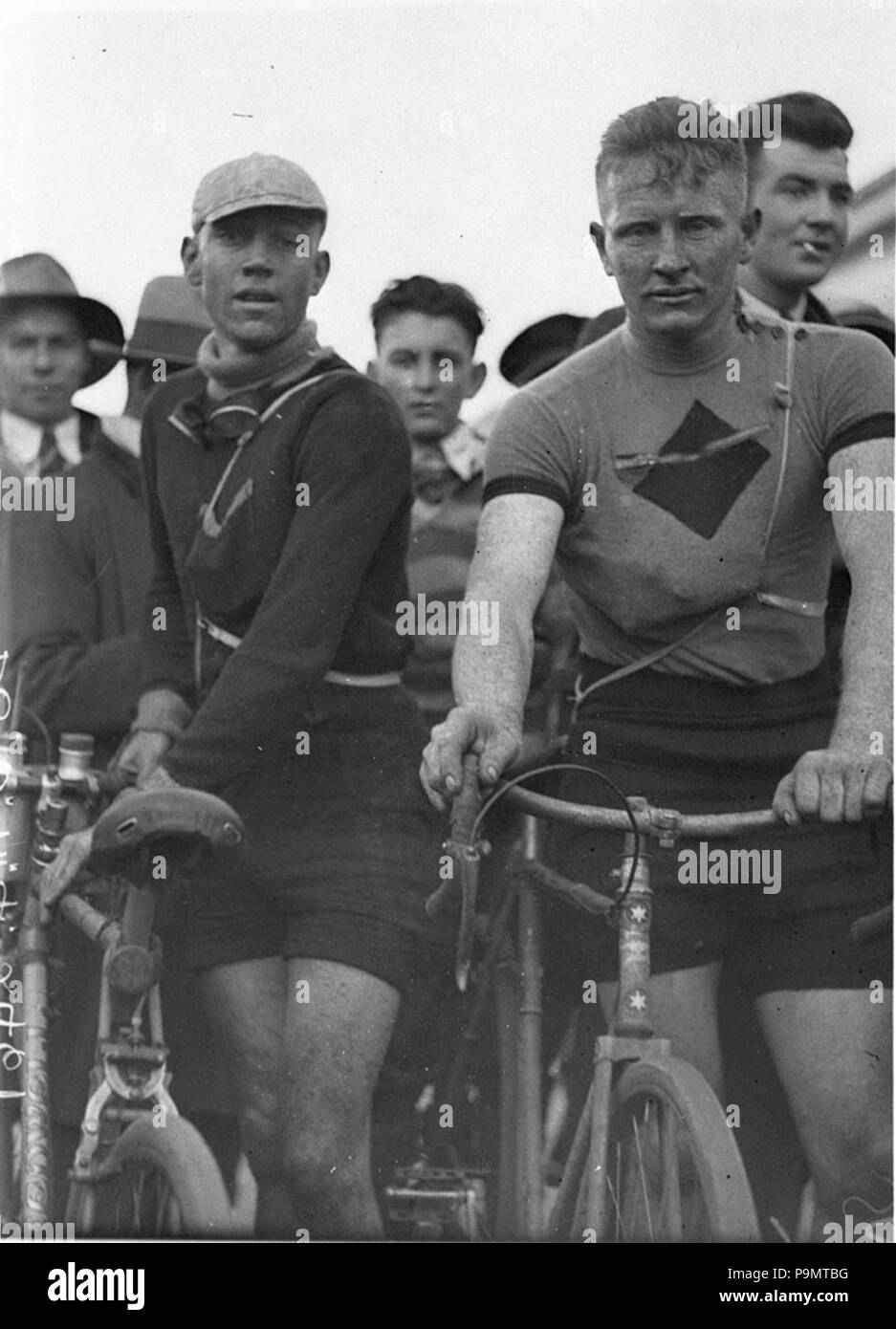 272 50749 SLNSW Ernie Milliken und nicht identifizierter Radfahrer Stockfoto