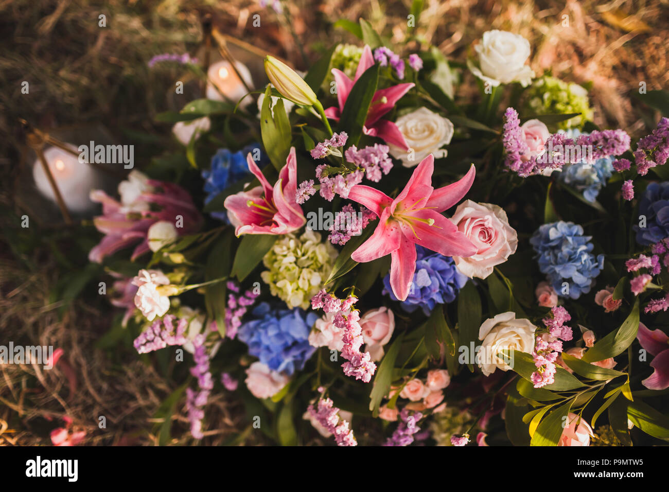Hochzeit Dekorationen Boho style mit rosa und lila Orchideen, Rosen, Efeu und Traubenmost Stockfoto