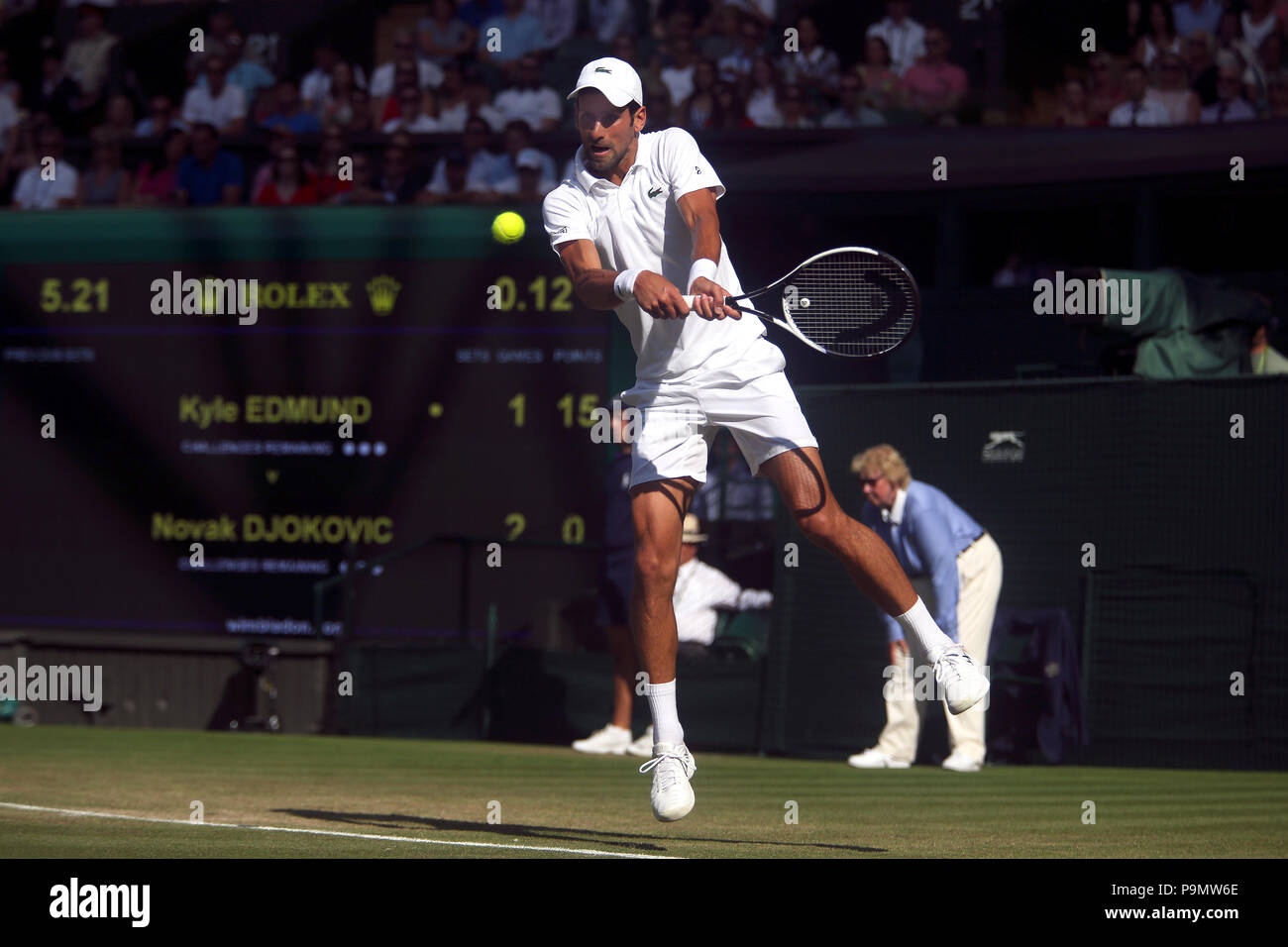 London, England - Juli 7, 2018. Wimbledon Tennis: Novak Djokovic während seiner dritten Runde Spiel gegen Großbritanniens Kyle Edmund auf dem Center Court am Stockfoto