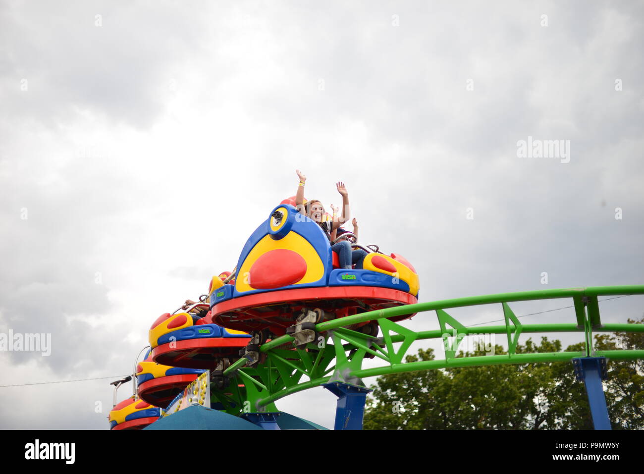 State Fair carnival Ride mit Kindern lachen und Spaß haben Stockfoto