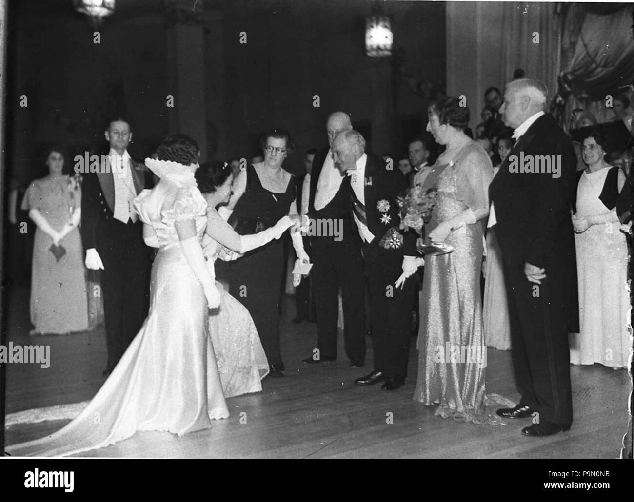 296 SLNSW9118 Debütantinnen zu Sir Isaac und Lady Isaacs vorgestellt Stockfoto
