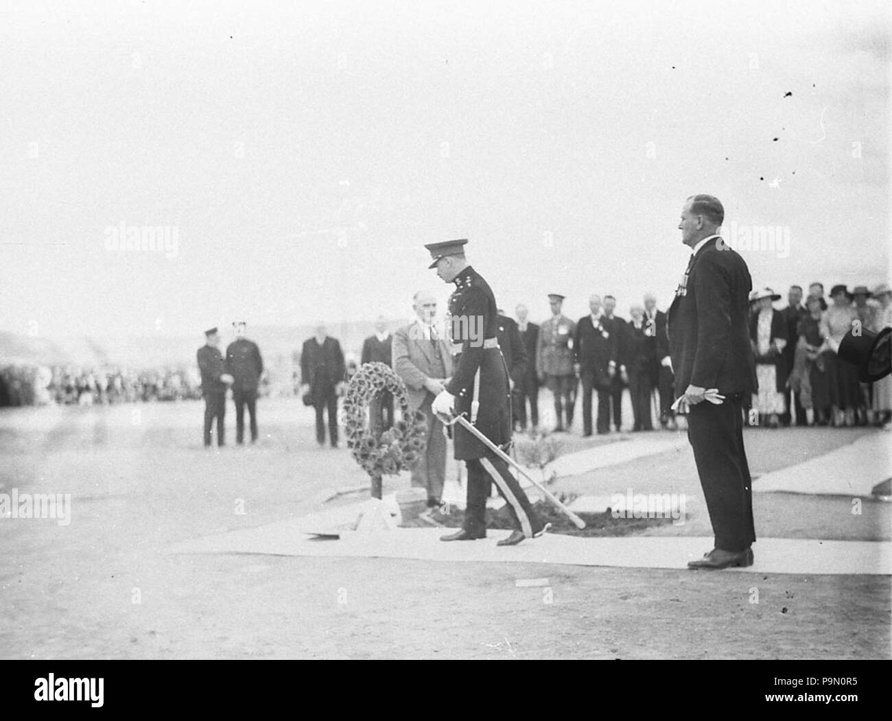 298 SLNSW 9263 Prinz Heinrich Herzog von Gloucester mit einer Kranzniederlegung am Aufstellungsort des War Memorial Stockfoto