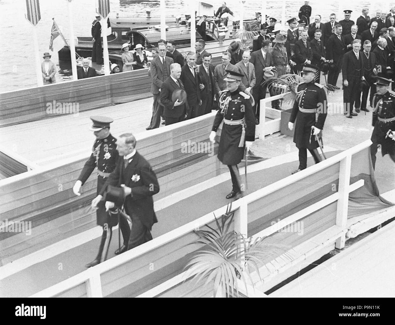 298 SLNSW 9721 der Herzog Schritte an Land und wird von Gouverneur Sir Philip Spiel begleitet Stockfoto