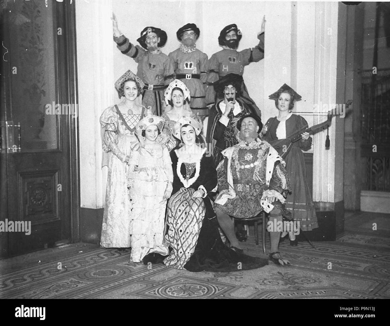 298 SLNSW 9877 Heinrich der Achte seine Frauen ein höfling und drei beefeaters Stockfoto