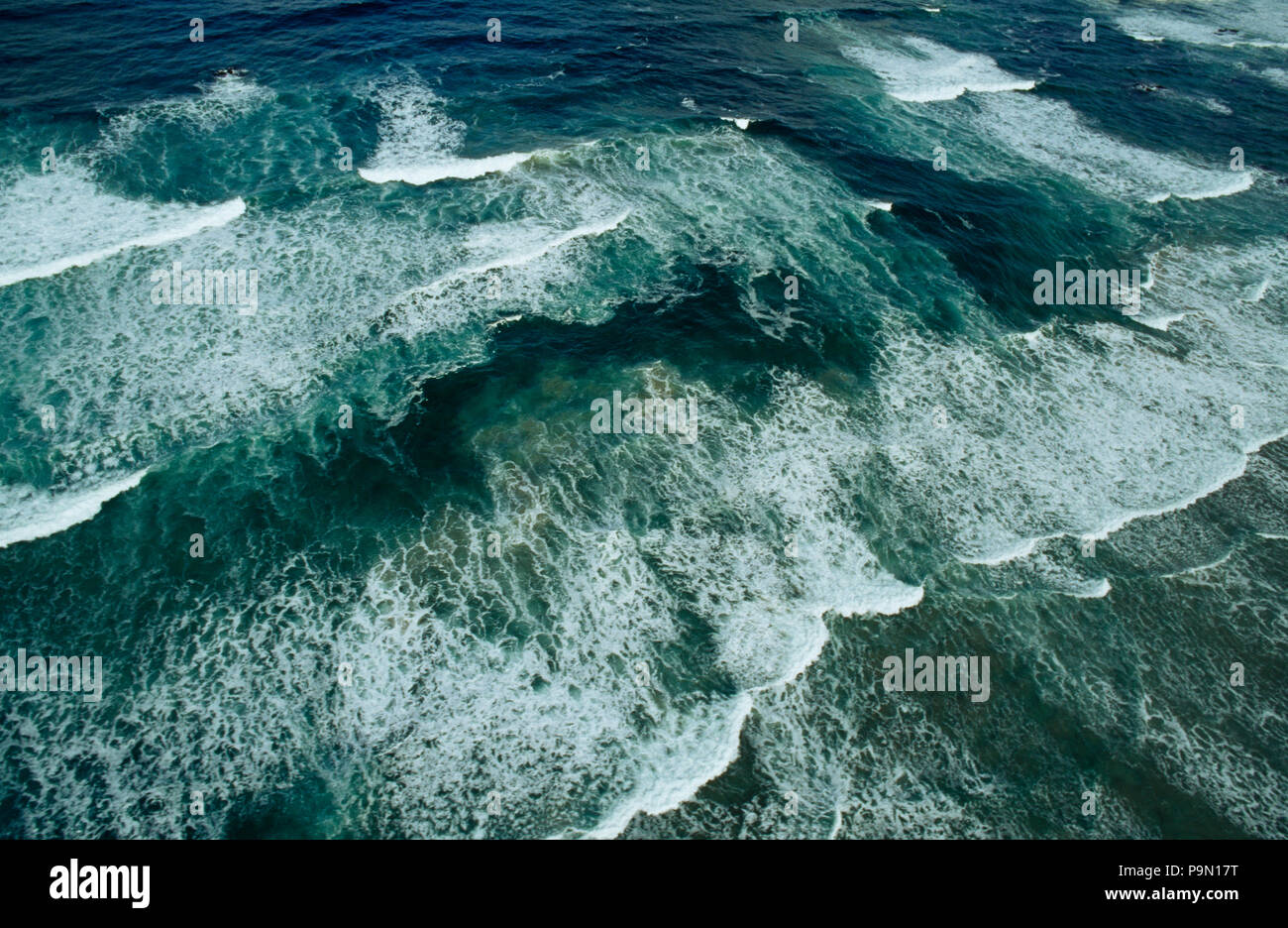 Ein Luftbild der Wellen, die Zerschlagung in einem entfernten Küste. Stockfoto