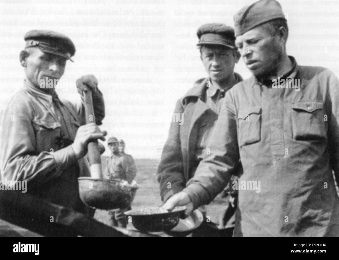 300 sowjetische Kriegsgefangene in Muujärvi camp Stockfoto