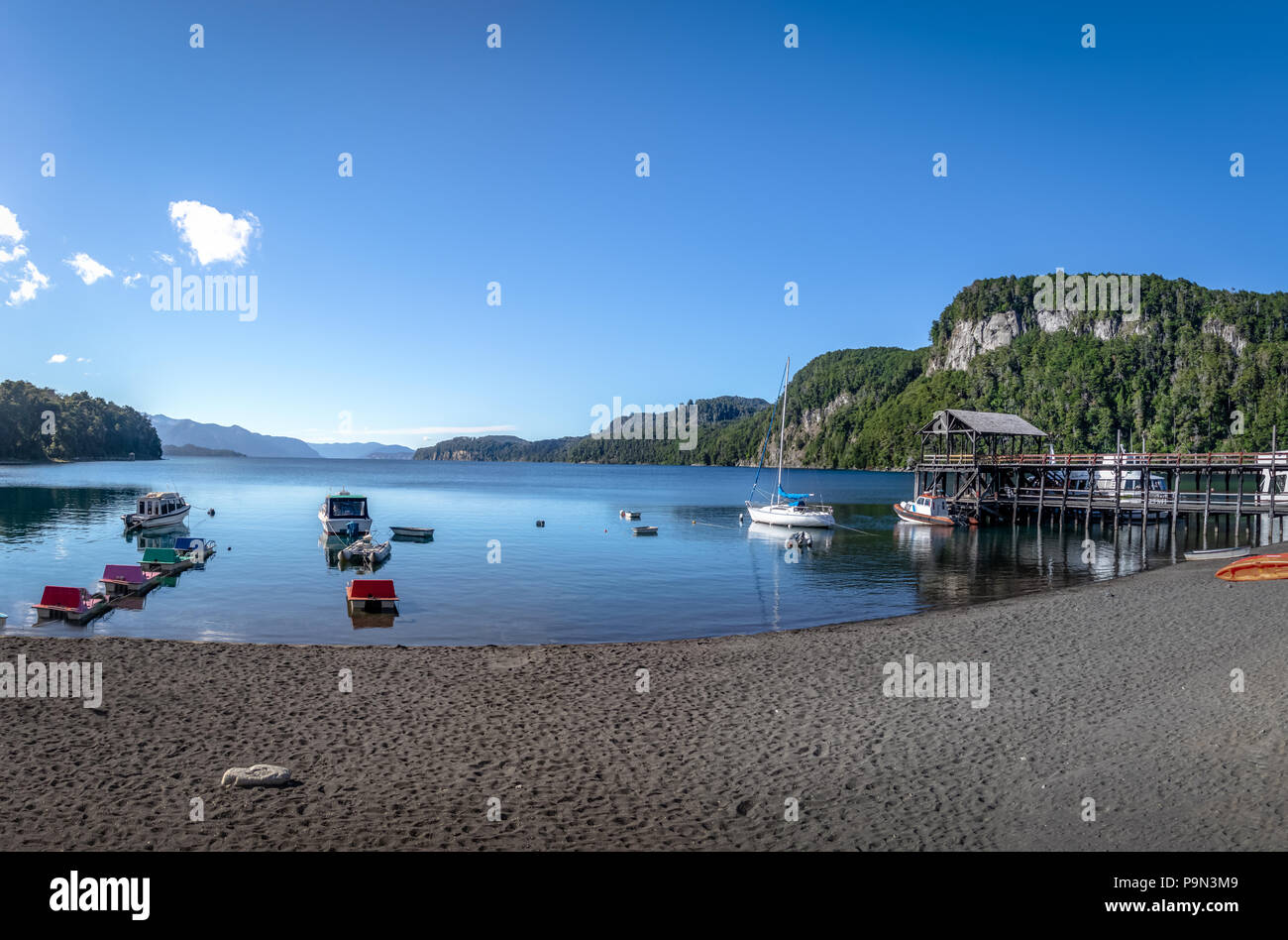 Pier Dock in Bahia Mansa Bucht am Nahuel Huapi See - Villa La Angostura, Patagonien, Argentinien Stockfoto