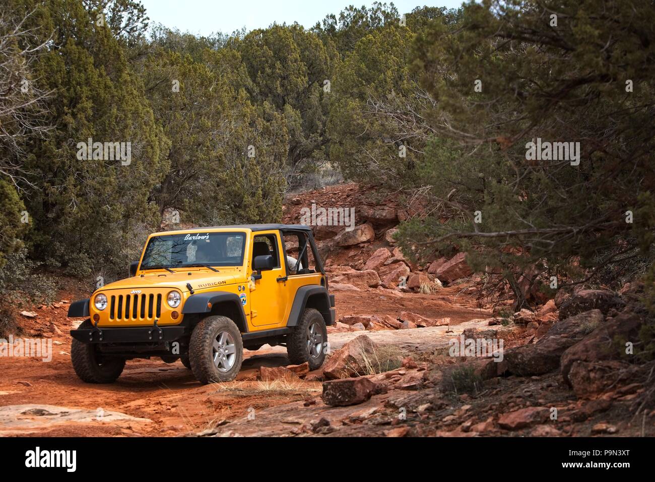 4-Rad-fahren Jeep auf einem Feldweg im Coconino National Forest in der Nähe von Sedona Arizona USA Stockfoto