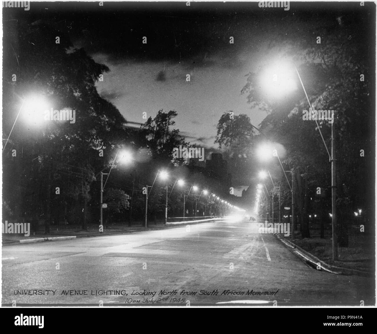 320 University Avenue Nachtbeleuchtung Stockfoto