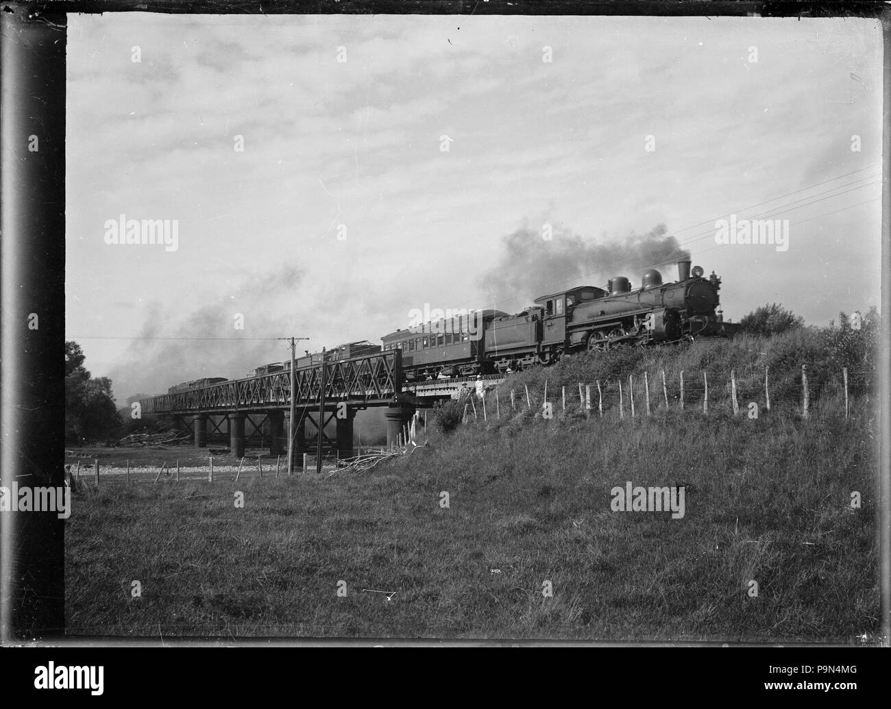 323 Blick auf einen Zug auf eine Eisenbahn Brücke über einen Fluss. 294789 ATLIB Stockfoto