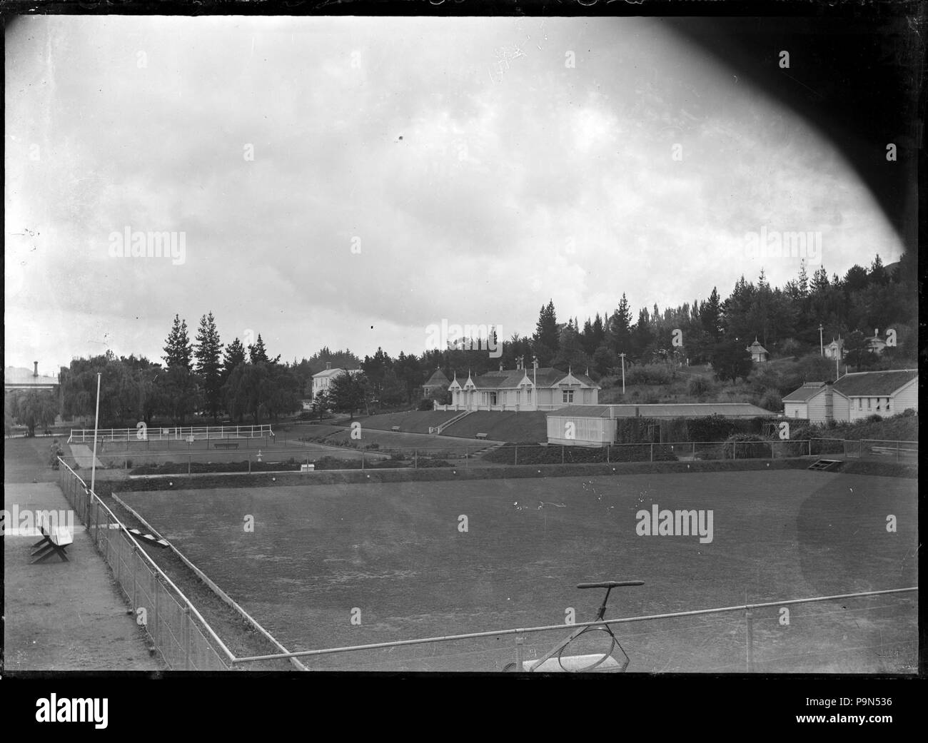 324 Blick auf die Domain zum Te Aroha, mit dem Spielen der Felder und der cadman Badehaus. 286180 ATLIB Stockfoto