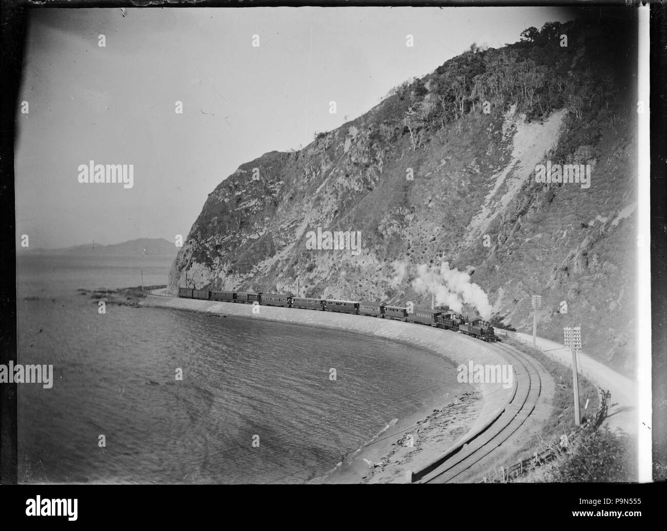 324 Anzeigen des Napier Mail Zug in Richtung Norden um Rocky Point, zwischen Wellington und Petone, WB und S Klasse Lokomotiven. 272845 ATLIB Stockfoto