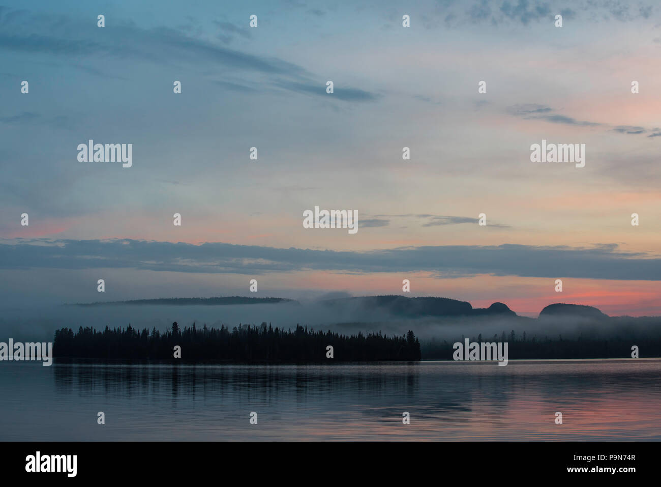 Marie Louise Lake, Sonnenuntergang, Sleeping Giant Provincial Park, Ontario, Kanada, von Bruce Montagne/Dembinsky Foto Assoc Stockfoto