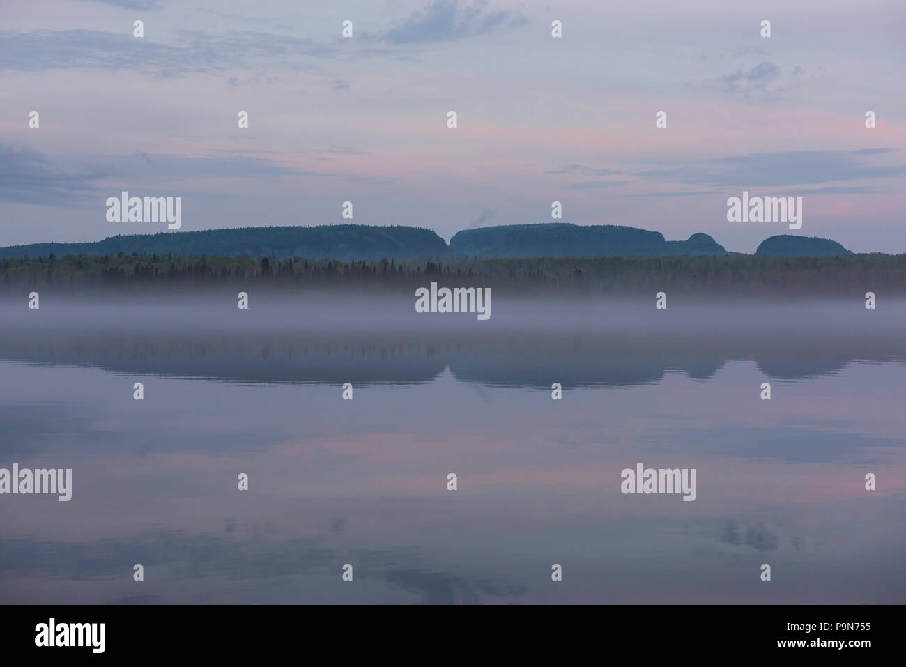 Marie Louise Lake, Sunrise, Sleeping Giant Provincial Park, Ontario, Kanada, von Bruce Montagne/Dembinsky Foto Assoc Stockfoto