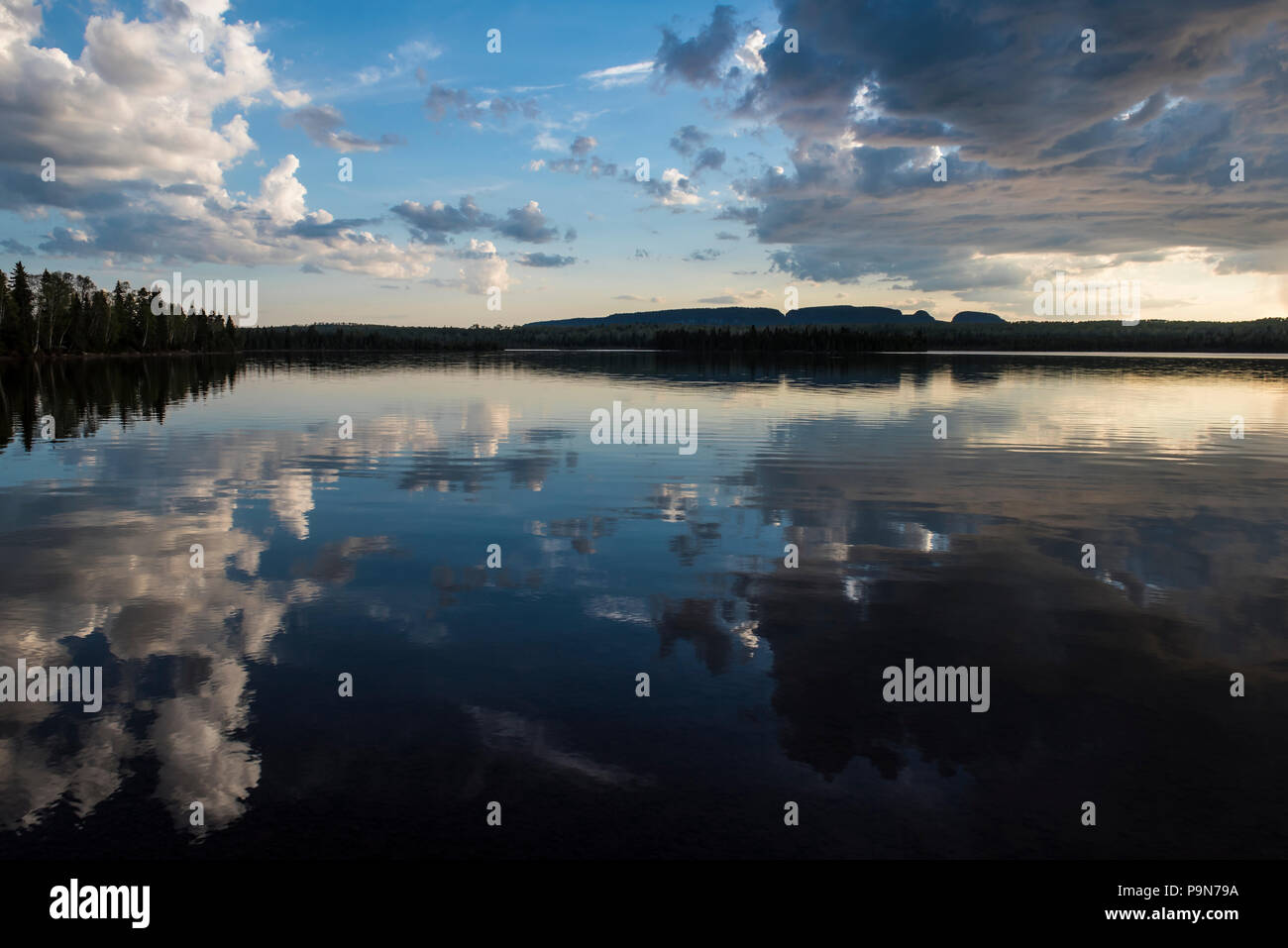 Marie Louise Lake, Sonnenuntergang Reflexionen, Sleeping Giant Provincial Park, Ontario, Kanada, von Bruce Montagne/Dembinsky Foto Assoc Stockfoto